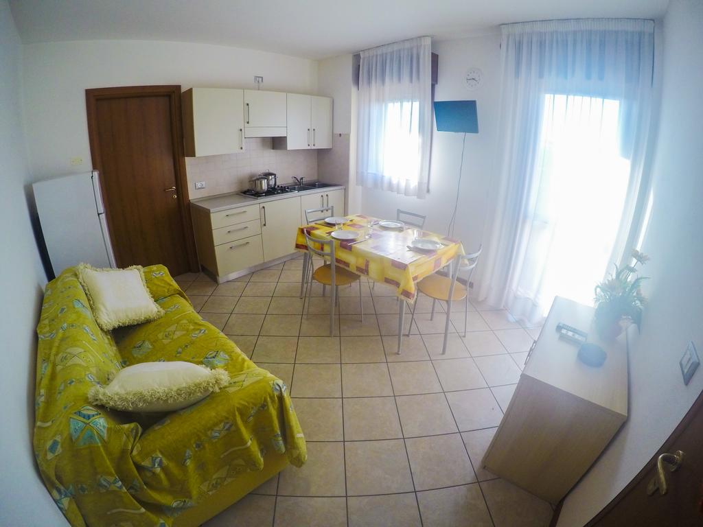 Residence Mediterraneo - Agenzia Cocal Каорле Стая снимка